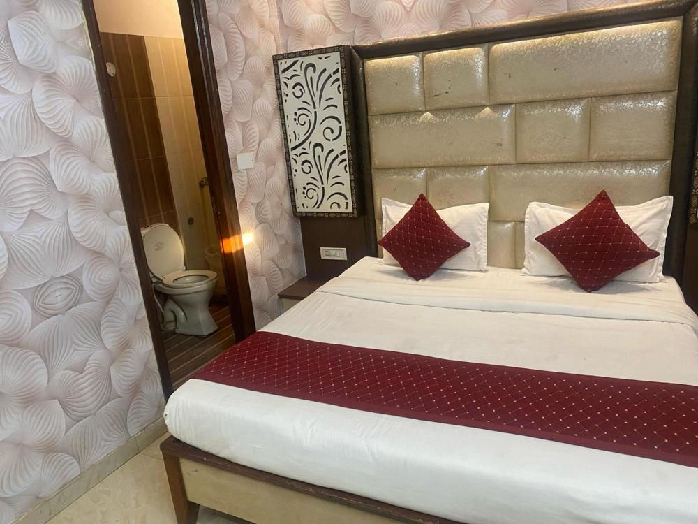 Deluxe Double Room (2 Adults + 1 Child)